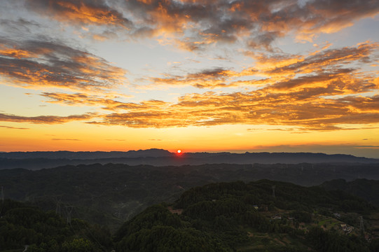 夕阳山峰航拍自然风光