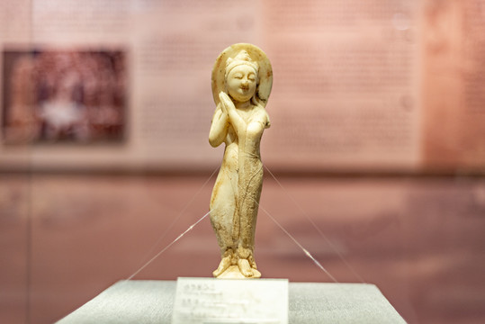 定州博物馆文物展品北齐佛像
