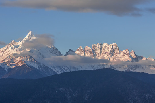 云南迪庆梅里雪山日照风景