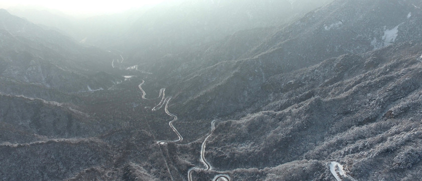 秦岭210国道雪景