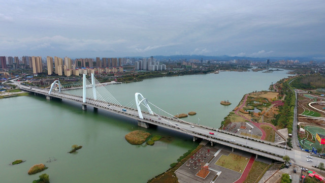 汉中一江两岸湿地公园龙岗大桥