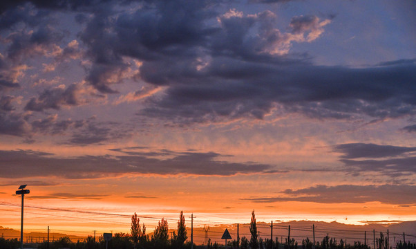 满天通红的夕阳景色