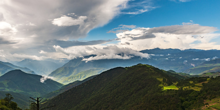 崇山峻岭