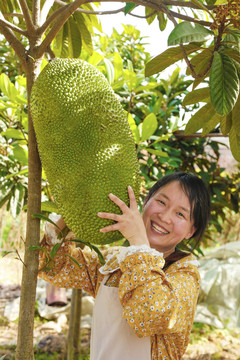 手里抱着海南菠萝蜜