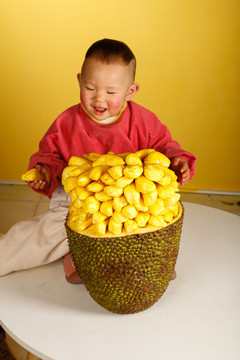 孩子吃着黄肉菠萝蜜