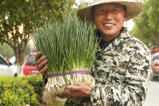 手里抱着小葱