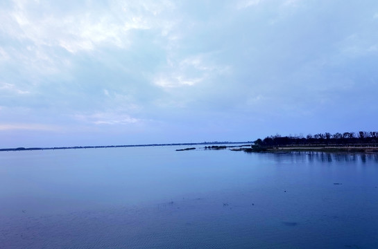 湿地公园平静湖面