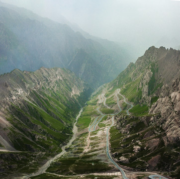 天山深处的独库公路