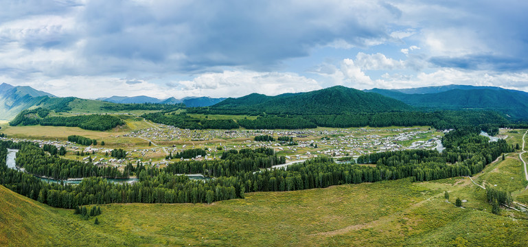 新疆阿勒泰禾木村夏季全景图