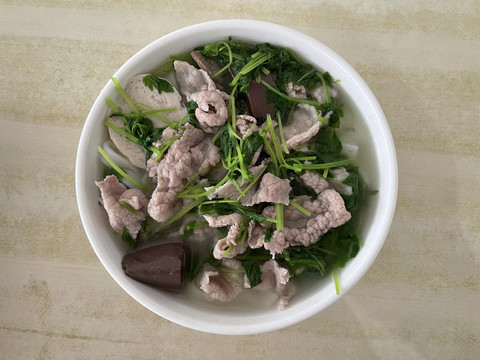 潮汕美食促肉益母草粿条汤