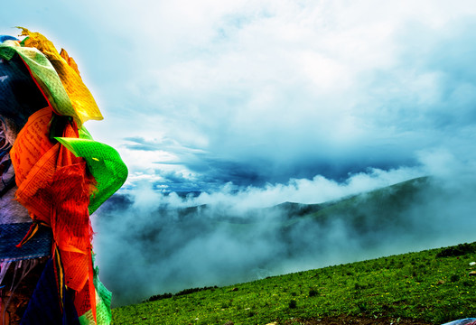 西藏高山的云海