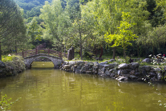 峡谷平湖