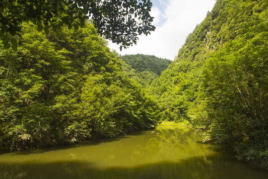 峡谷平湖