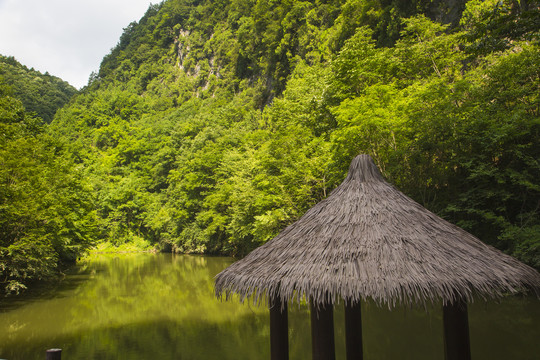 峡谷平湖