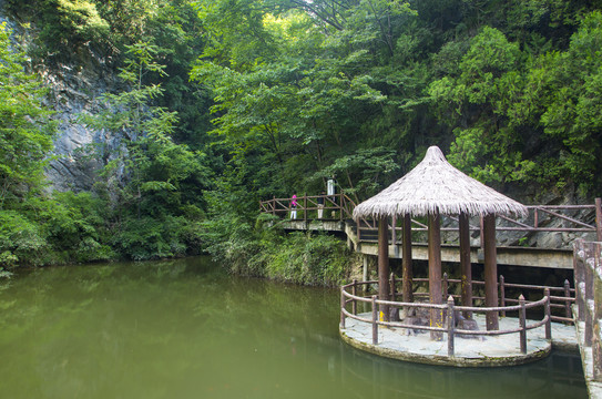 峡谷平湖