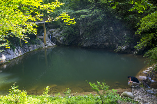 峡谷平湖