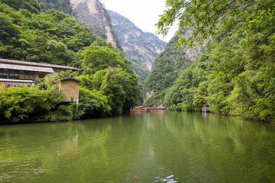 峡谷平湖