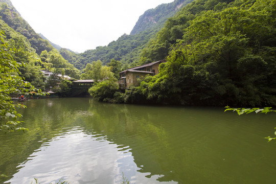 峡谷平湖