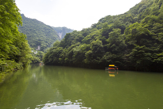 峡谷平湖