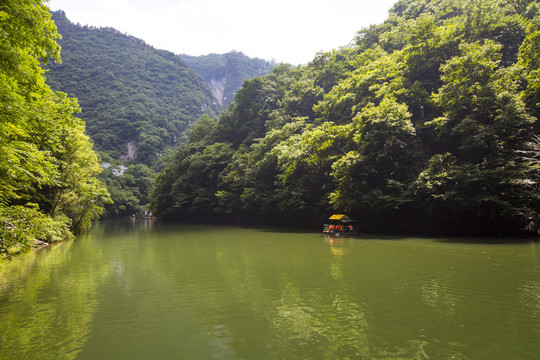 峡谷平湖