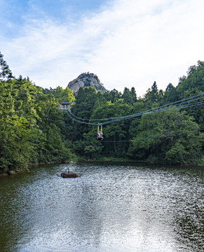 信阳鸡公山风光之报晓峰滑索