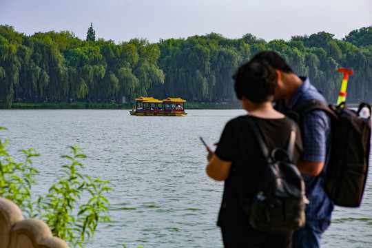 圆明园福海游客