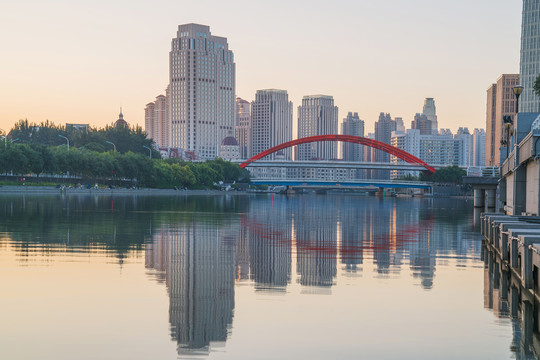 天津城市天际线和海河上的桥梁