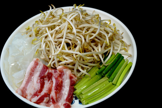 五花肉炒豆芽