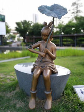 韩国举荷叶伞的女孩雕塑