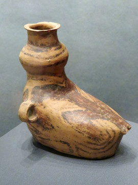 鸭形彩陶壶
