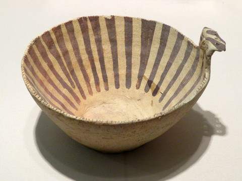 人面纹带柄彩陶碗