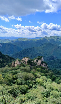 群山环绕岩石归