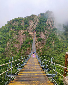 雨中吊桥行