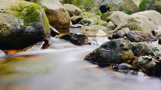 深山溪水