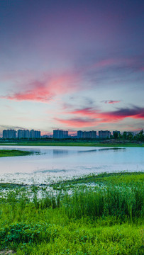 城市湖泊夕阳