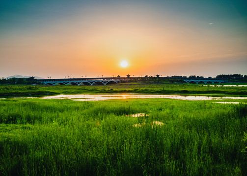 城市湖泊夕阳