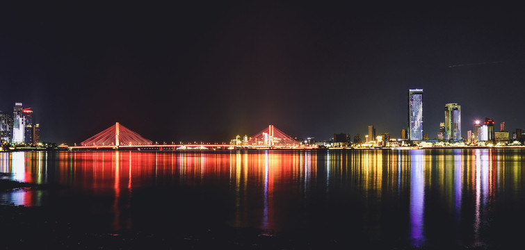 城市夜色江景图