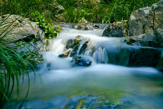 小溪流水