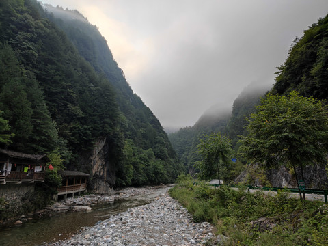 神农架野马河畔