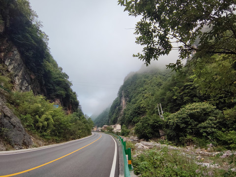 神农架野马河畔