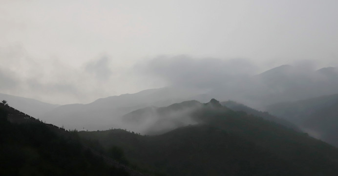 雨雾山峦