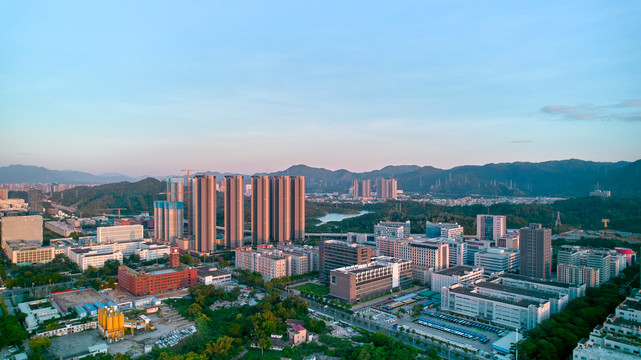 夕阳照耀龙岗宝龙建筑小区高楼