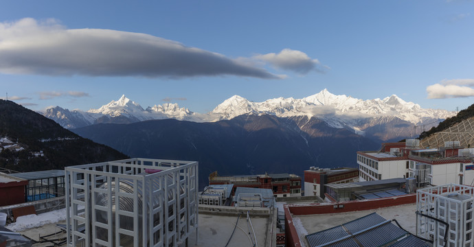 蓝天白云梅里雪山风景