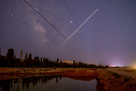 飞机轨迹星空