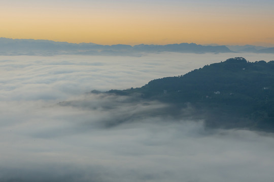 晨雾缭绕高山沟壑风景