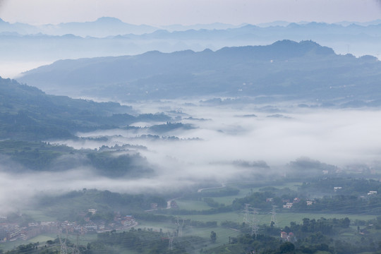 横江古镇晨雾缭绕高山沟壑风景
