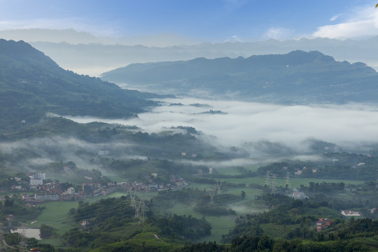 横江古镇晨雾缭绕高山沟壑风景