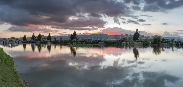 云南昆明坝河湿地晚霞风景