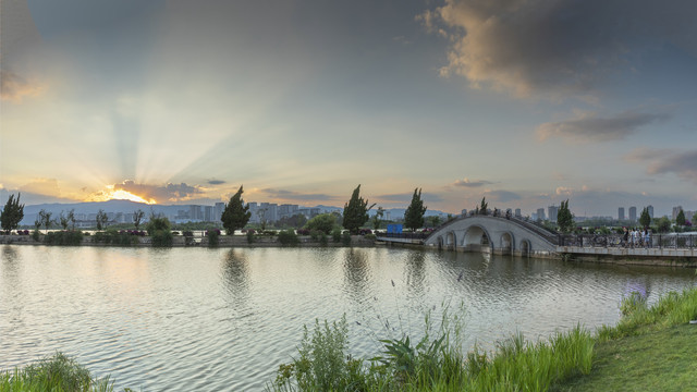 云南昆明坝河湿地晚霞风景