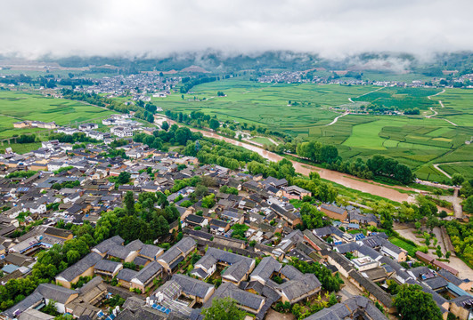 雨中古镇